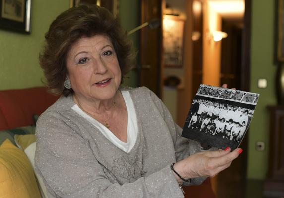 Reportaje con Carmen Nieto, pionera del F.C. Barcelona femenino. Carme muestra la foto del primer partido del Barça femenino en 1970.