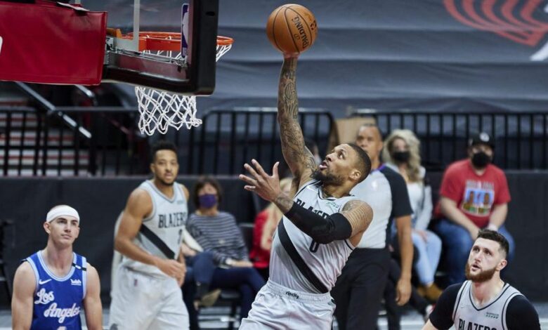 Damian Lillard lanza a canasta durante la victoria de los Portland Trail Blazers sobre Los Angeles Lakers