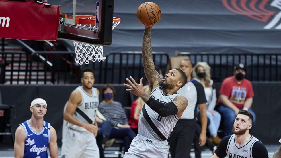 Damian Lillard lanza a canasta durante la victoria de los Portland Trail Blazers sobre Los Angeles Lakers