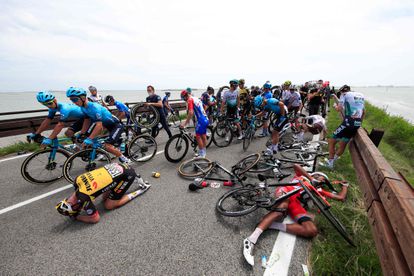 Los corredores del Giro, poco después de la gran caída a la salida de Grado.