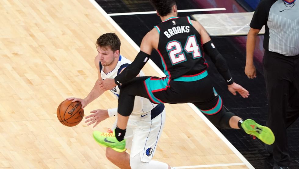 Luka Doncic intentar evitar el contacto con Dillon Brooks en una acción de ataque durante la derrota de los Dallas Mavericks en casa de los Memphis Grizzlies.