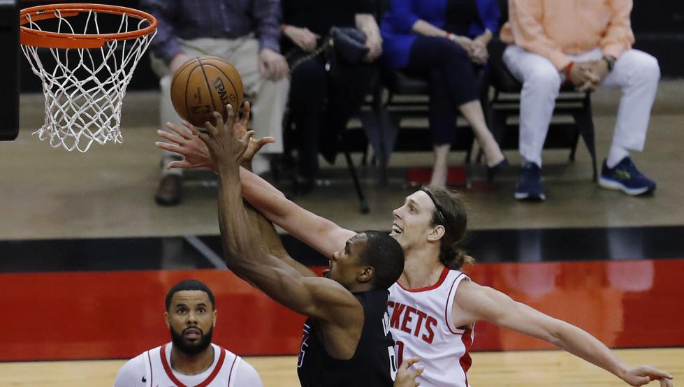 Serge Ibaka lanza a canasta ante Kelly Olynyk durante la victoria de los Houston Rockets sobre Los Angeles Clippers
