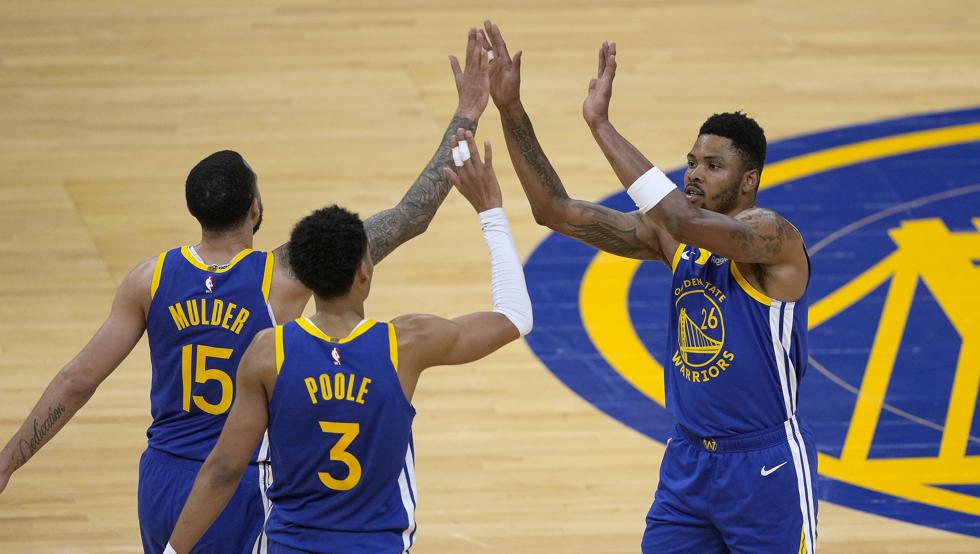 Kent Bazemore celebra una canasta con Mychal Mulder y Jordan Poole, dos de los principales protagonista de la victoria de los Golden State Warriors contra los New Orleans Pelicans.