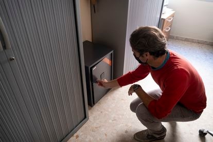 Germán Peinado abre la caja fuerte donde se guardan los exámenes del Bachillerato Internacional.