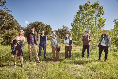 De izquierda a derecha, los miembros de ARBA Pilar Vega, Manuel Molina, Miguel Paunero, Regino Guijarro, Pilar Gutiérrez, Isidoro García y Francisco López en el Parque de los Alcornoques de la localidad madrileña de Tres Cantos, donde se ubica su vivero autogestionado. Vecinos de Tres Cantos, los siete coinciden en que sin acción ciudadana no hay patrimonio natural. “Si lo quieres cuidar te tienes que mover tú”, sintetizan.
