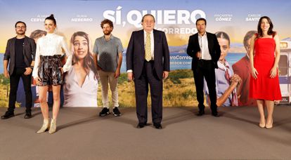 En el centro, el presidente de AVE, Vicente Boluda, posa junto a los actores (de izquierda a derecha) Carlos Santos, Macarena Gómez, Álvaro Cervantes, el también director Alfonso Sánchez y Nuria Herrero.