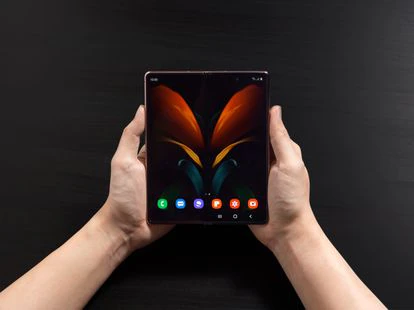 El Galaxy Z Fold2 tiene la mayor pantalla jamás vista antes en Samsung: desplegada es de 7,6 pulgadas. 