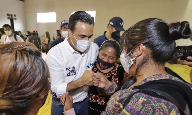 Luis Nava recibe el apoyo de artesanos