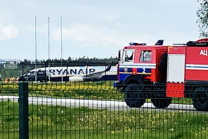 El avión de Ryanair, un Boeing 737-8AS, en el que viajaba Protasevich, en el aeropuerto de Minsk, donde ha aterrizado de emergencia este domingo.
