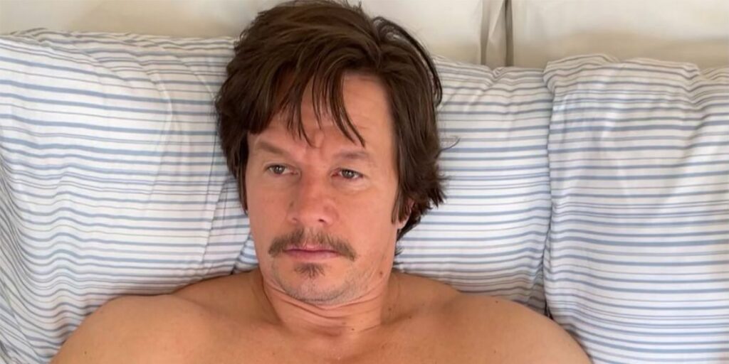 Mark Wahlberg revela aumento de peso para nueva película en Selfie sin camisa
