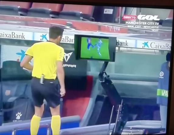 Munuera Montero mira la entrada de Ansu a Calero en la pantalla del VAR
