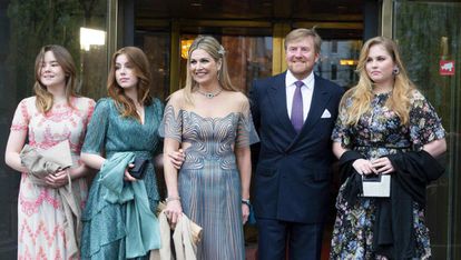 Máxima de Holanda, con su marido el rey Guillermo y sus tres hijas, Amalia (derecha), Ariane y Alexia, la semana pasada cuando asistieron a un espectáculo en el el Carré de Ámsterdam.