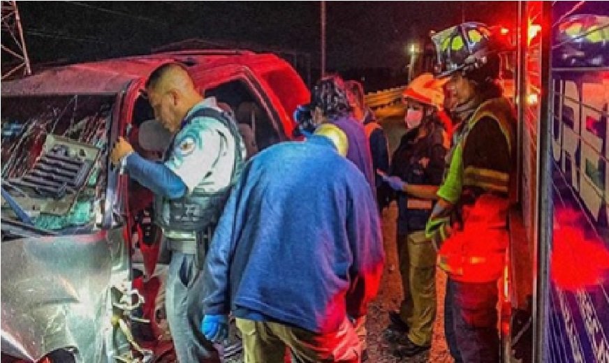 Muere prensado entre los fierros retorcidos de su auto, se impacta en la autopista México- Querétaro