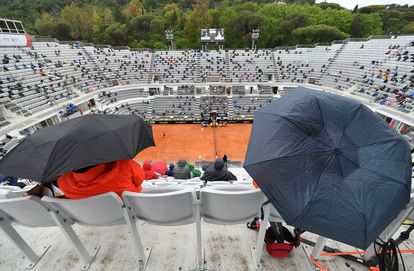 Rome (Italy), 14/05/2021.- Spectators take shelter from rain during the men's singles quarter final match Stefanos Tsitsipas of Greece against Novak Djokovic of Serbia at the Italian Open tennis tournament in Rome, Italy, 14 May 2021. (Tenis, Grecia, Italia, Roma) EFE/EPA/ETTORE FERRARI