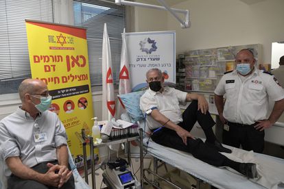 Benjamín Netanyahu dona sangre para los heridos en la avalancha durante un acto religioso, el viernes en Jerusalén.