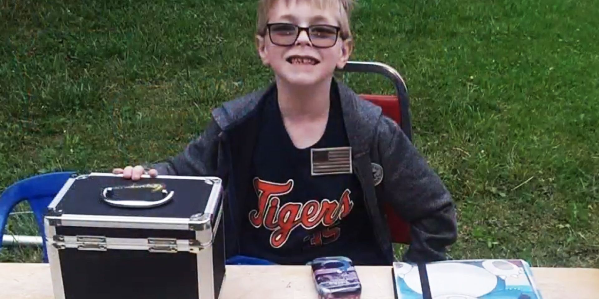 Niño vende colección de cartas Pokémon para pagar el tratamiento de su cachorro