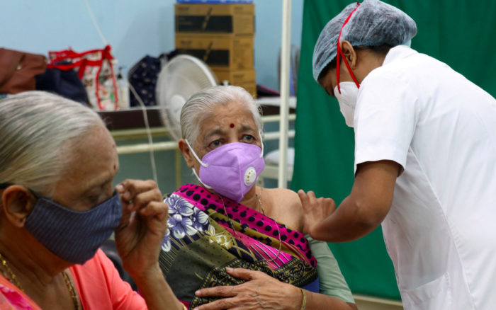 OMS busca llenar la brecha de la vacuna COVID-19 que dejó India al suspender las exportaciones