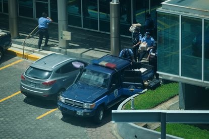 La Policía de Nicaragua tras decomisar equipos en la redacción de la revista 'Confidencial'.