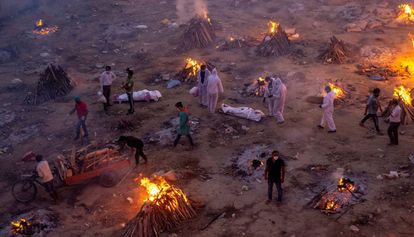 Vista general de un crematorio improvisado de víctimas de la covid en Nueva Delhi (India), el pasado 23 de abril.
