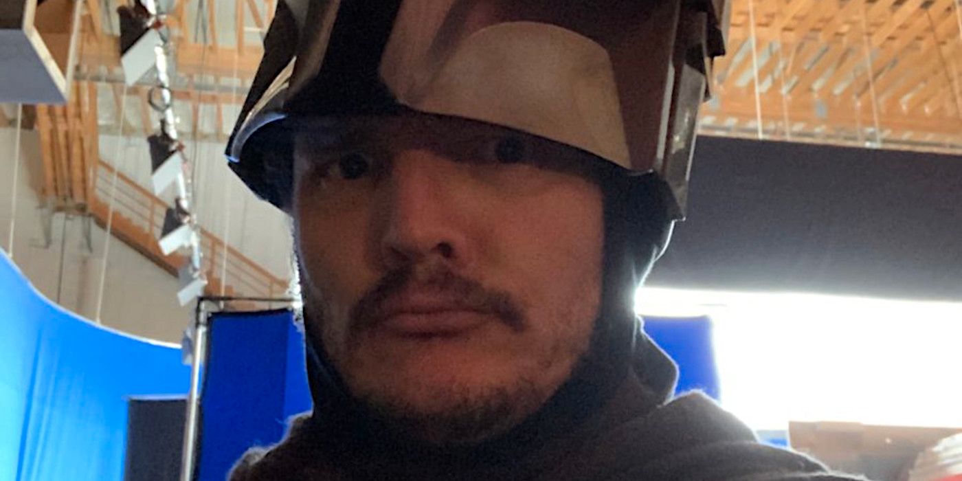 Pedro Pascal celebra el día de Star Wars con una divertida foto mandaloriana de BTS