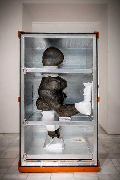 Proceso de embalado de la escultura de Picasso "La dama oferente" para su traslado al centro botín de Santander
Juan Sánchez., restairador de escultura del Museo Nacional Centro de Arte Reina Sofía, supervvisa a los operarios de la empresa encargada de la manipulación de obras de arte. La escultura se introsuce en una caja hecha amedida para esa pieza y una vez cerrada se le pone un sellado de seguridad.
MNCARS_ Abril 2021