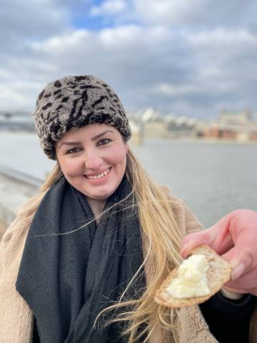 Ella Aurela, una de las guías en la ciudad de Londres formadas por Women in Travel CIC.