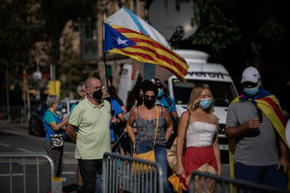 Varios ciudadanos con banderas independentistas en la Diada de 2020.