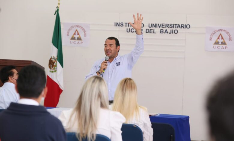 Roberto Cabrera se compromete con estudiantes de la Universidad de Ciencias y Aprendizaje Pedagógico