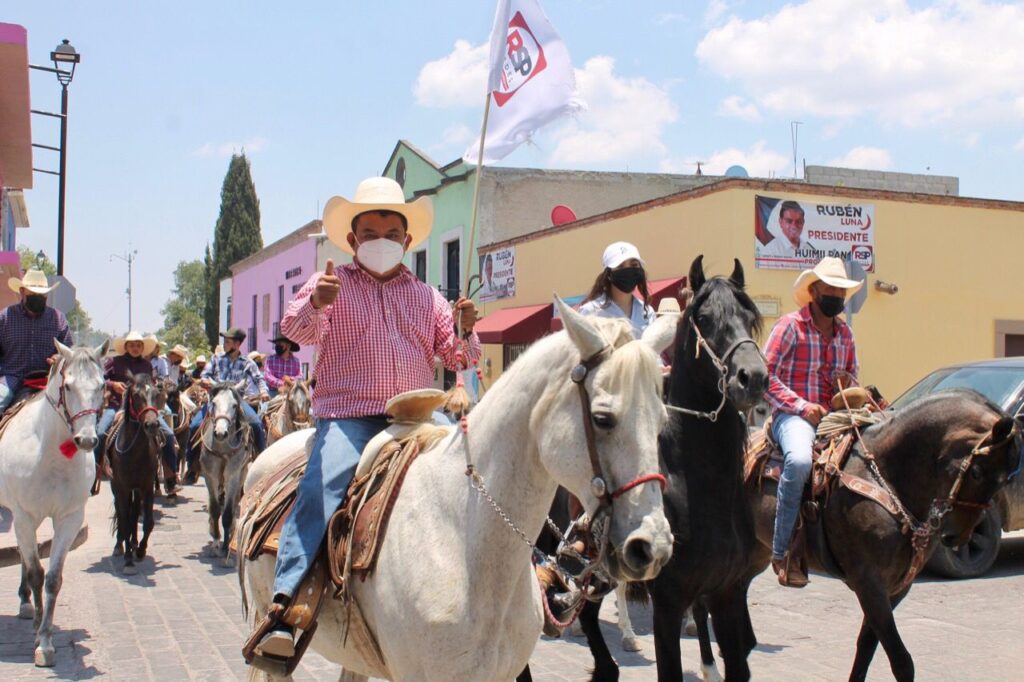 Rubén Luna con el apoyo de 123 vehículos y más de 300 personas realiza caravana, cabalgata y ciclismo