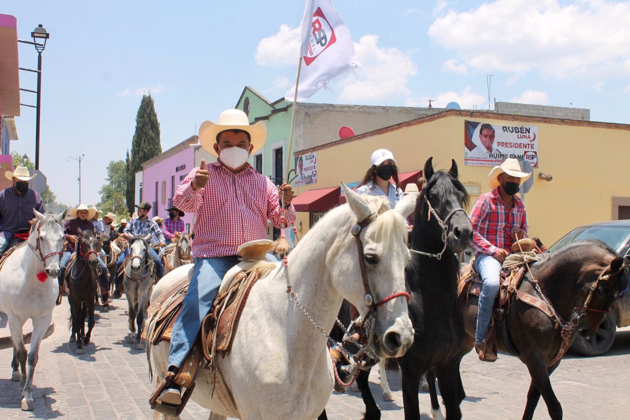 Rubén Luna con el apoyo de 123 vehículos y más de 300 personas realiza caravana, cabalgata y ciclismo