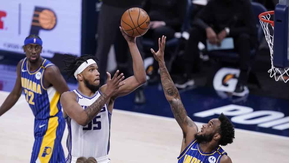 Marvin Bagley anota por encima de su defensor ante Indiana.