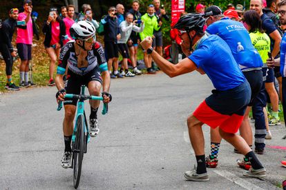 Los aficionados animan a Yates durante su ataque de Alpe di Mera.