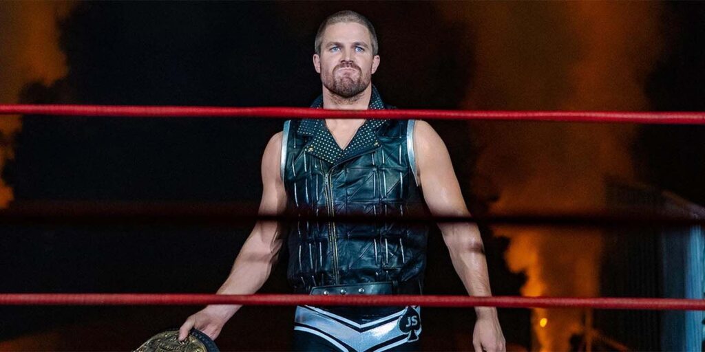 Stephen Amell Sports disfraz de luchador completo en nueva imagen de tacones