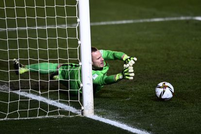 Ter Stegen detiene un penalti durante la temporada.