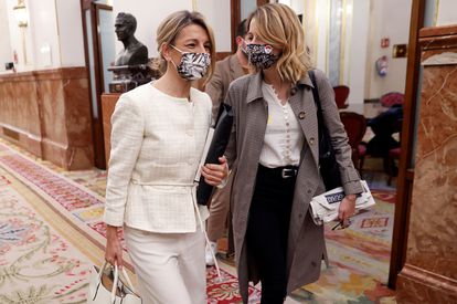 A la izquierda, la vicepresidenta tercera y ministra de Trabajo, Yolanda Díaz, en el Congreso de los Diputados.