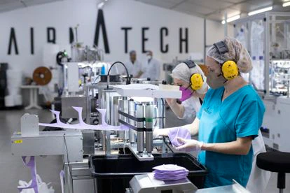 Trabajadores que fabrican mascarillas en una 'start-up' creada tras la covid en Castellón.