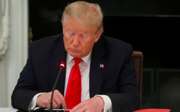 Trump, aún prohibido en Facebook pero la junta demanda revisión de la compañía