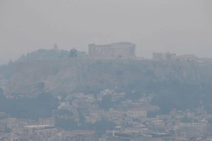 Vista de la Acrópolis de Atenas, velada por el denso humo del incencio.
