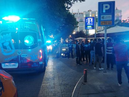 Ambulancias y policías situados a la entrada del aparcamiento en el que se ha producido el accidente este sábado, en la plaza de Santa Ana de Madrid.