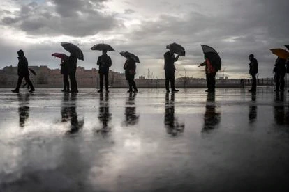 Cientos de personas hacen cola para vacunarse contra la covid-19 en el estadio Wanda Metropolitano de Madrid, en abril.