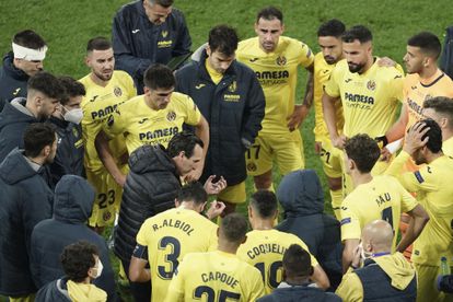 Unai Emery se dirige a sus jugadores antes del inicio de la prórroga en la final ante el Manchester United.