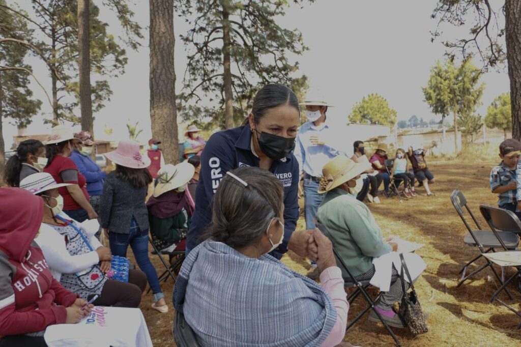 Vero Hernández dice que va a rescatar los clubes de migrantes en Amealco