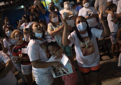 Habitantes de la favela de Jacarezinho celebran una misa en homenaje a las víctimas de la operación policial, el pasado 12 de mayo en Rio de Janeiro (Brasil).