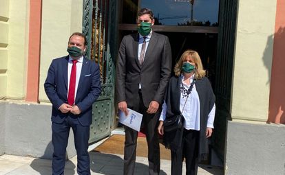 Los concejales de Vox, en la puerta del Ayuntamiento de Murcia.