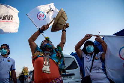 La candidata izquierdista a la Constituyente del Partido del Pueblo, la mapuche Juanita Millal, golpea un instrumento durante una visita a un barrio pobre de Santiago, el 23 de marzo de 2021.