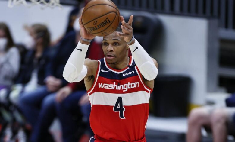Russell Westbrook pasa el balón durante la victoria de los Washingotn Wizards sobre los Cleveland Cavaliers.