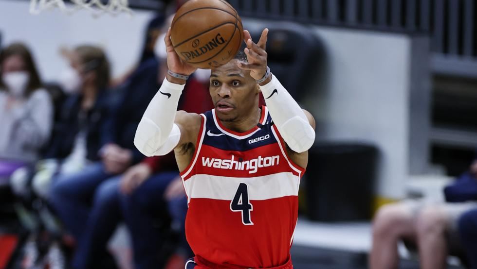Russell Westbrook pasa el balón durante la victoria de los Washingotn Wizards sobre los Cleveland Cavaliers.