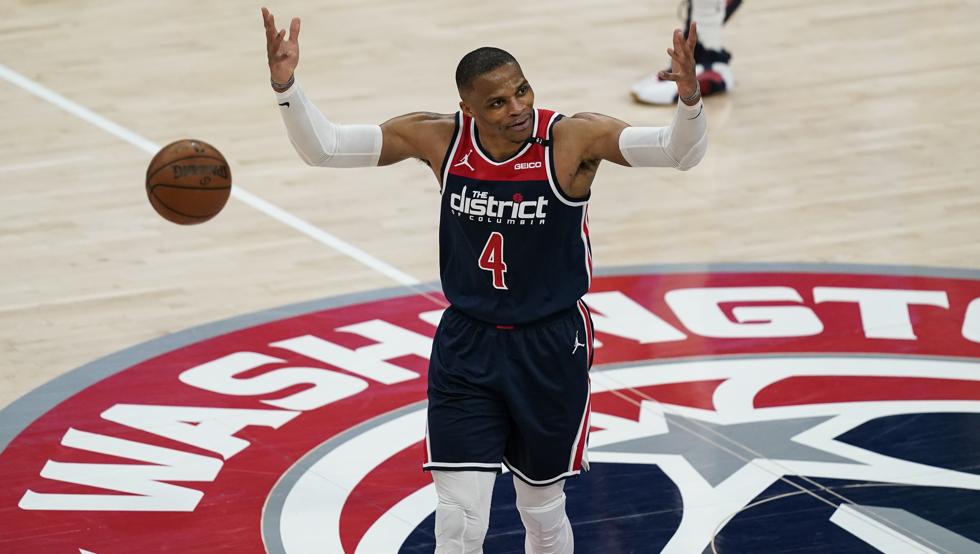 Russell Westbrook superó una marca de Wilt Chamberlain, logró su récord de rebotes y empató el de asistencia en su trayectoria profesional con otro espectacular triple-doble.