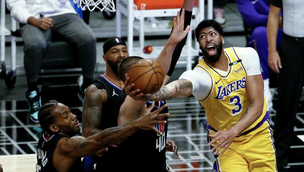 Anthony Davis lanza por encima de Kawhi Leonard antes de su lesión de espalda en el derbi angelino entre Lakers y Clippers.