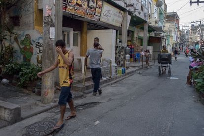 Una de las calles principales de la favela de Jacarezinho (Río de Janeiro), este martes, cinco días después de la operación policial que causó 28 muertos.